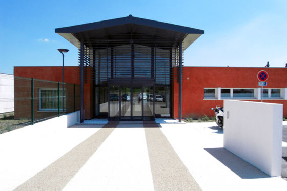 FAÇADE de la RUE INTÉRIEURE et SAS d’entrée