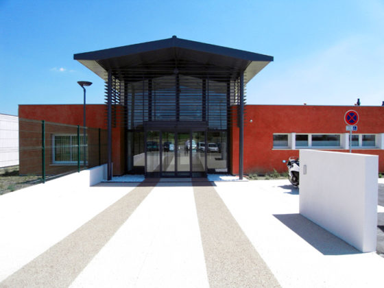 FAÇADE de la RUE INTÉRIEURE et SAS d’entrée